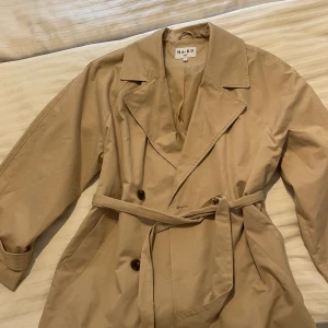 Trenchcoat från nakd stl L - Jacka från nakd