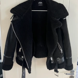 Jacka - Vinter jacka ifrån Zara. Knappt använd. I skick som ny. I storlek L