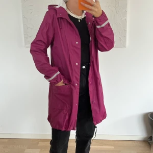 Regnjacka från Lindex  - Storlek S 