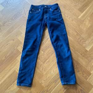 Skinni seven jeans . • Storlek 8 år • Ny skick • Stretch 