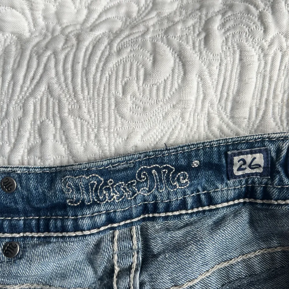 Jättefina jeans använda Max 2 gng pga inte hittar tillfällen att använda dem, de är i stel 26 och passar mindre pga att jag är str 24 Bilder på privat! Modellen är straight leg men de är inte skinny i låren men de är inte bootcut. Jeans & Byxor.