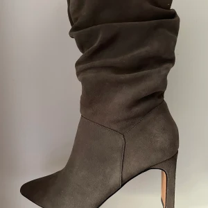 Mockastövlar - Sjukt snygga stövlar i grå mocka. Sköna att ha på med en mjukinnersula som gör dem superbekväma. Märke Cobler, nypris 1600kr. Klacken är smal från sidan och bred fram/bakifrån vet inte om det framgår på bilderna. Kan skicka fler bilder. 