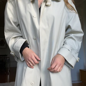 Beige Trenchcoat - Beige trenchcoat storlek 40-42 men passar mig som är storlek 36 för en oversized fit. Tunnare material, passar perfekt för höst och vår. Aldrig använd.  Priset inkluderar frakt.