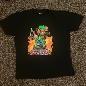 Supreme X Travis scott collection - Moltov kid - Supreme tröja gjort i samarbete med Travis Scott, mycket bra skick och är size medium men passar nog small också, man får med supreme påse om man pröjsar 70 spänn extra utövertröjan. Köparen betalar eventuell frakt 