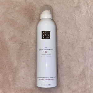Foaming shower gel - Helt nyköpt och oanvänd shower gel från rituals. Är från serien ritual of sakura med rismjölk och körsbärsblomm. Frakt tillkommer men kan även mötas upp ❤️