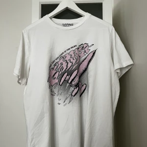 Ganni - Tshirt ifrån Ganni i strl m, oversized på mig som vanligtvis bär s. Aldrig använd så inget att anmärka.  100% bomull Köpare står för frakt och jag ansvarar inte för postnords slarv! 
