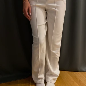 vita kostymbyxor från Stradivarius - helt oanvända vita kostymbyxor från Stradivarius i strl xs! säljer för 100kr+frakt💞