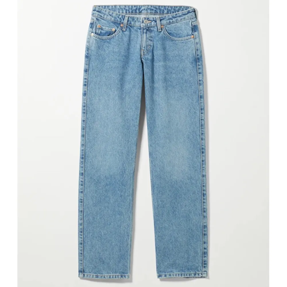 Säljer dessa ”Arrow Low Straight Jeans” från Weekday. Fick de i present men de passade tyvärr inte mig. Så de är helt nya med lapp kvar. Kontakta mig privat för fler bilder eller frågor! 🥰. Jeans & Byxor.
