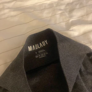 Madlady träningsbyxor - Snygga träningsbyxor som sitter som en smäck!! Men tyvärr lite för tighta på mig… storlek S men väldigt stretchiga😍 Formar kroppen snyggt!