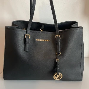 Michael kors väska mkt fint skick  - Knappt använd Michael kors väska. Mest legat i sin påse. Nypris 5500:-. Stilren. 