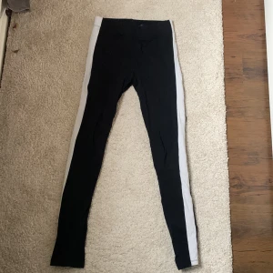 Tights  - Bekväma svarta tights med vit på sidan 