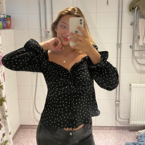 Topp  - Säljer Denna sååå underbara tröjan med stjärnor på då den blivit liite för liten💓