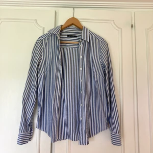 Skjorta Gina Tricot strl 34 - Blå-vitrandig skjorta från Gina Tricot i storlek 34, knappt använd och är som ny💞 obs! köparen står för frakten 