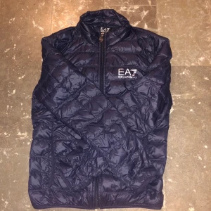 Emporio armani jacka - Säljer denna armani jackan eftersom den inte längre passar. Riktigt bra skick och säljs billigt. Om du vill ha mer bilder är det bara o höra av sig. Qr kod finns att skanna Pris kan diskuteras!!!