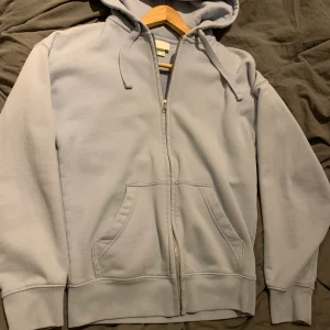 Vanlig ljus blå hoddie - Den är skön och väldigt varm passar bäst till blåa jeans köpte den för 500.