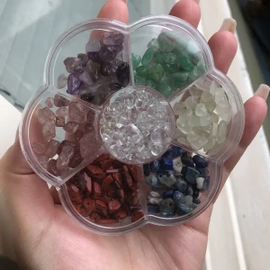 Stenar av glas med hål diy smycken - Det är olika många av varje färg, samt är ju nyansen och storleken olika på varje. Men de har hål i mitten så man kan göra smycken av de. De är relativt små! Jag har använt 6 pärlor totalt. Köpte för 45kr