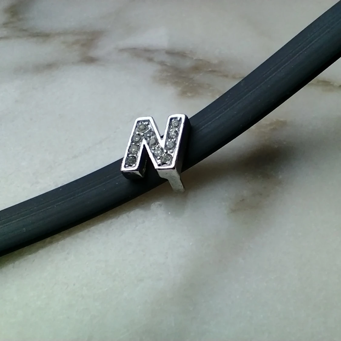 Oanvänd svart choker/halsband med avtagbar berlock (bokstaven N/Z) - Stainless steel