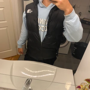 The north face jacka - Tjena! Säljer nu min fina north face väst🙌  Den är i väldigt bra skick😶‍🌫️ skicka ett dm ifall du undrar något🤠 TRYCK INTE ”köp nu”