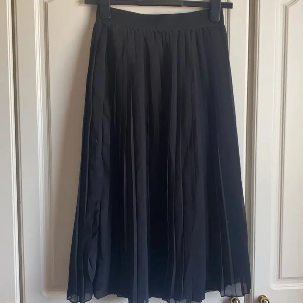 Säljer min långa plisserade kjol från NA-KD, strl 36. Kjolar.