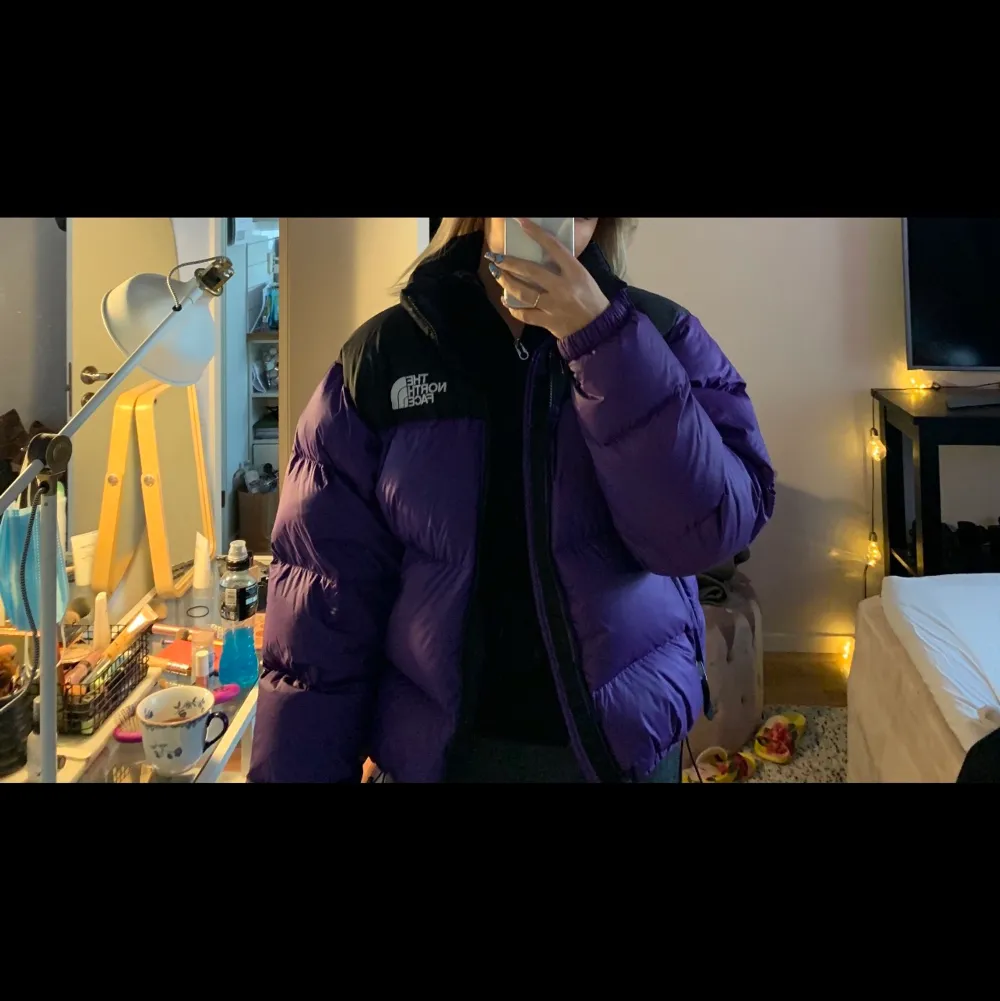 Jätte fin The north face puffer inte använd alls typ. Det enda som märks är en liten lagning på framsidan ungefär  1cm stor,det blev en liten reva så lämnade in den hos skräddare som gjorde en lagning. Syns knappt alls, bara nära. Bud från 900kr. Jackor.