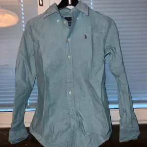 Säljer denna turkosgröna skjorta i storleken XS från Polo Ralph Lauren☺️ köparen står för frakten!❤️