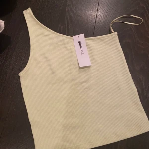 Grön topp - Helt oanvänd topp med en axel✨ lappen finns kvar köpt för 199 på Gina ❤️‍🔥supersnygg till fest!