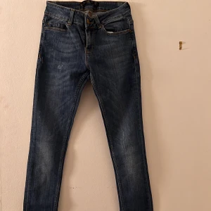 Zara basic dept jeans - Zara jeans. Knäpping med knapp fram. Fem fickor  Skick : Bra 