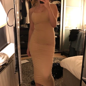 Lång klänning  - Populär klänning från shein, aldrig använd. Köparen står för frakten! Tryck inte på köp direkt!