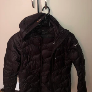 Peak performance jacka  - Säljer min peak performance jacka för 700kr den är lite sönder på några ställen fast den är jätte fin annars 