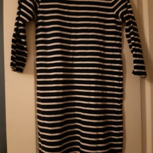 Hempton 27 republic lång tröja  - Det är en svartvit randig lång ärmad tunika i riktigt bra kvalite, gjort av kite tjokare matrial så den är perfect för vintern och  hösten. Man står för frakten.