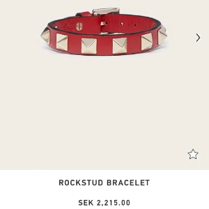 Valentino armband  - Säljer mitt röda valentino armband köpt för 1 år sen och fortfarande i ett bra skick! Skriv för fler bilder💞