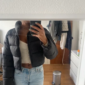 Puffer jacka - Puffer jacka från ASOS. Strl 34. Säljs pga används ej längre. Syns ej att den är använd. Nypris 350kr säljs för 200 inkl frakt. Håller värmen väldigt bra