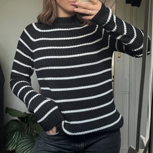 Randig - Tunnare stickad tröja från Gina Tricot