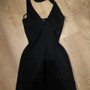 Halterneck klänning - Säljer pågrund av att jag inte använder den längre, köptes på beyond retro för nått år sen
