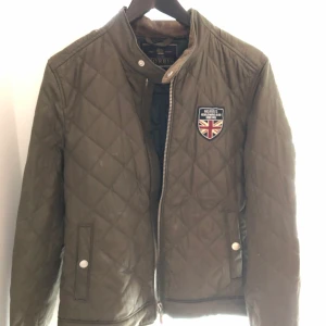 Morris Jacka Xs - Säljer min Morris jacka i storlek xs. Skulle säga att den sitter mer som en S och till och med nästan M. Nypris 3000kr mitt pris står där nedan. Mvh Isak 