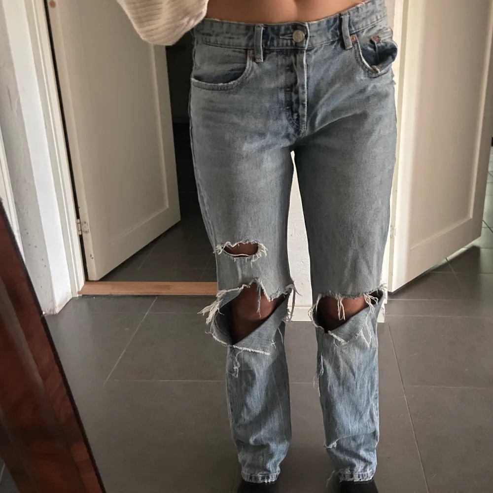Så perfekta jeans med slitningar från zara💓 midwaist🦋. Jeans & Byxor.