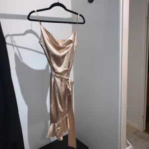 Satinklänning biege/guld - Mitten bilden lånad. Aldrig använd så den är i fint skick, från Shein