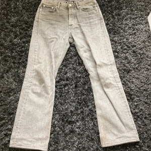 Hope grå jeans - Gråa raka jeans från Hope i gott skick.