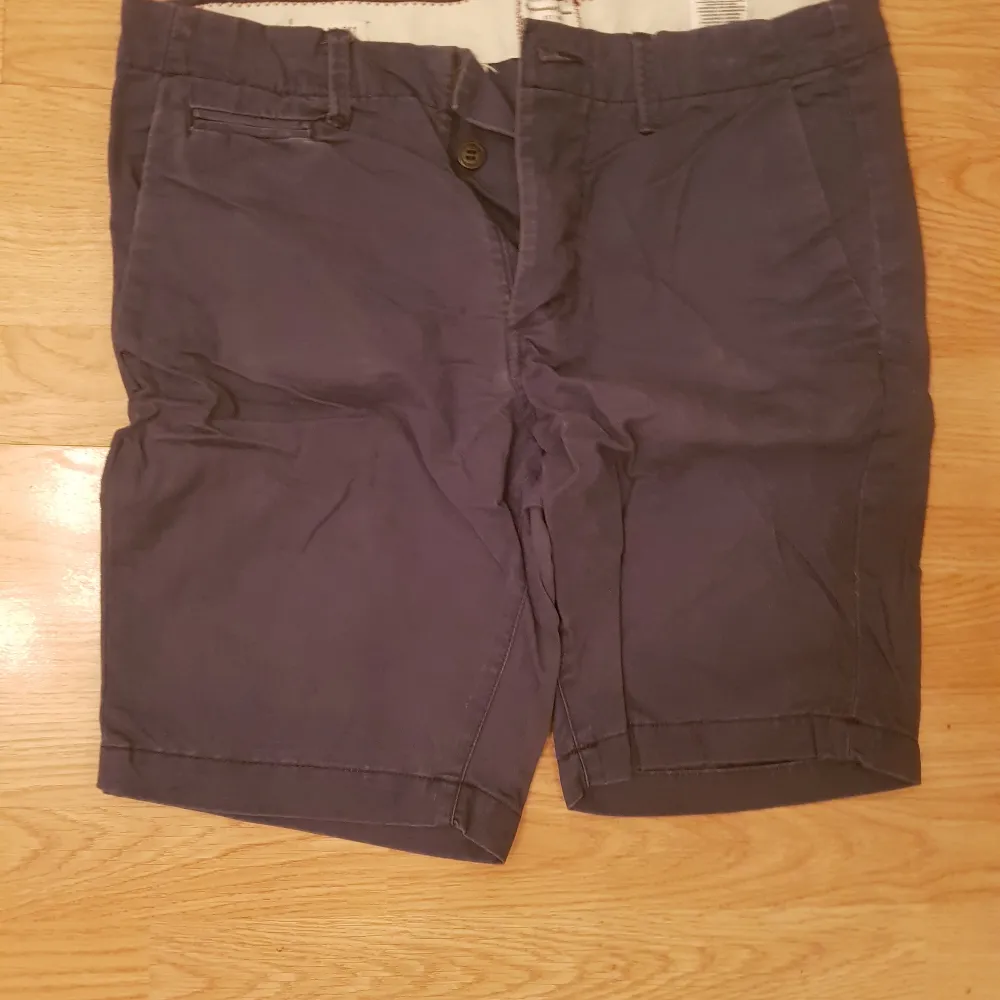 Säljer Jack and Jones marinblåa shorts (Regular Fit). Dem är i perfekt skick.. Shorts.
