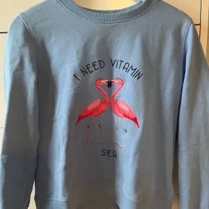 By Malina tröja - Jag säljer denna superfina klarblåa tröja från By Malina i storlek xs. Denna tröja är superfin med roligt och fint tryck. Tröjan är i fint skick och är använd endast ett fåtal gånger. (Tröjan har däremot några små, omärkbara fläckar på ärmen). 