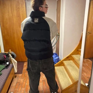 Baggy pufferjacka - Baggy pufferjacka perfekt till vintern! Lite missfärgningar på armarna men inget man tänker på. Pris 400kr 