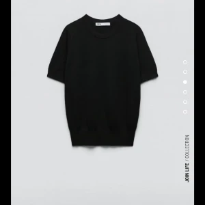 svarta zara tröja  - Svarta populär zara tröja som är slutsåld. knappt använd. köparen står för frakt 