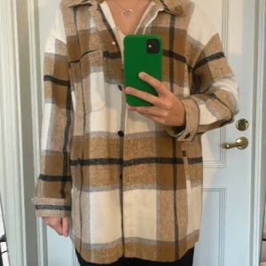 Rutig jacka  - Rutig jacka i storlek L från Chelsea  Använd ett fåtal gånger. Nypris 500 kr Köparen står för frakt  Kan mötas upp runt Uddevalla 