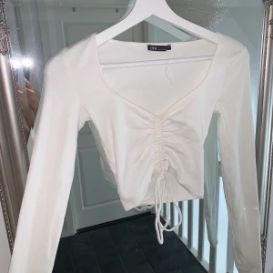Topp - Säljer min fina topp från zara, aldrig använd. Strl S, pris 100kr 