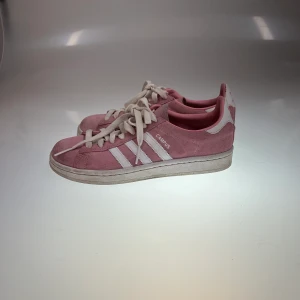 Adidas skor - Ett par adidas skor i storlek 38.