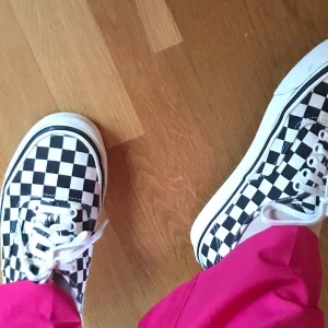 Rutiga Vans i storlek 39 - Skorna är nästintill nyskick, använts enstaka gånger. Färgen är mer gräddvit i verkligheten, uppfattas annorlunda på bild av någon anledning🤷‍♀️