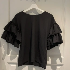 Söt svart blus - Söt svart blus från Gina tricot 