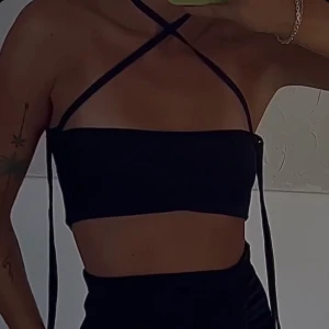 Detaljer mesh topp från NA-KD x Angelica blick  - Storlek XS