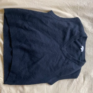 Stickad väst H&M - Svart, stickad väst från H&M. Storlek XS. 
