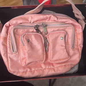NuNoo väska  - Jättesöt väska från NuNoo, aldrig använd. 300kr. Nypris 1100:-